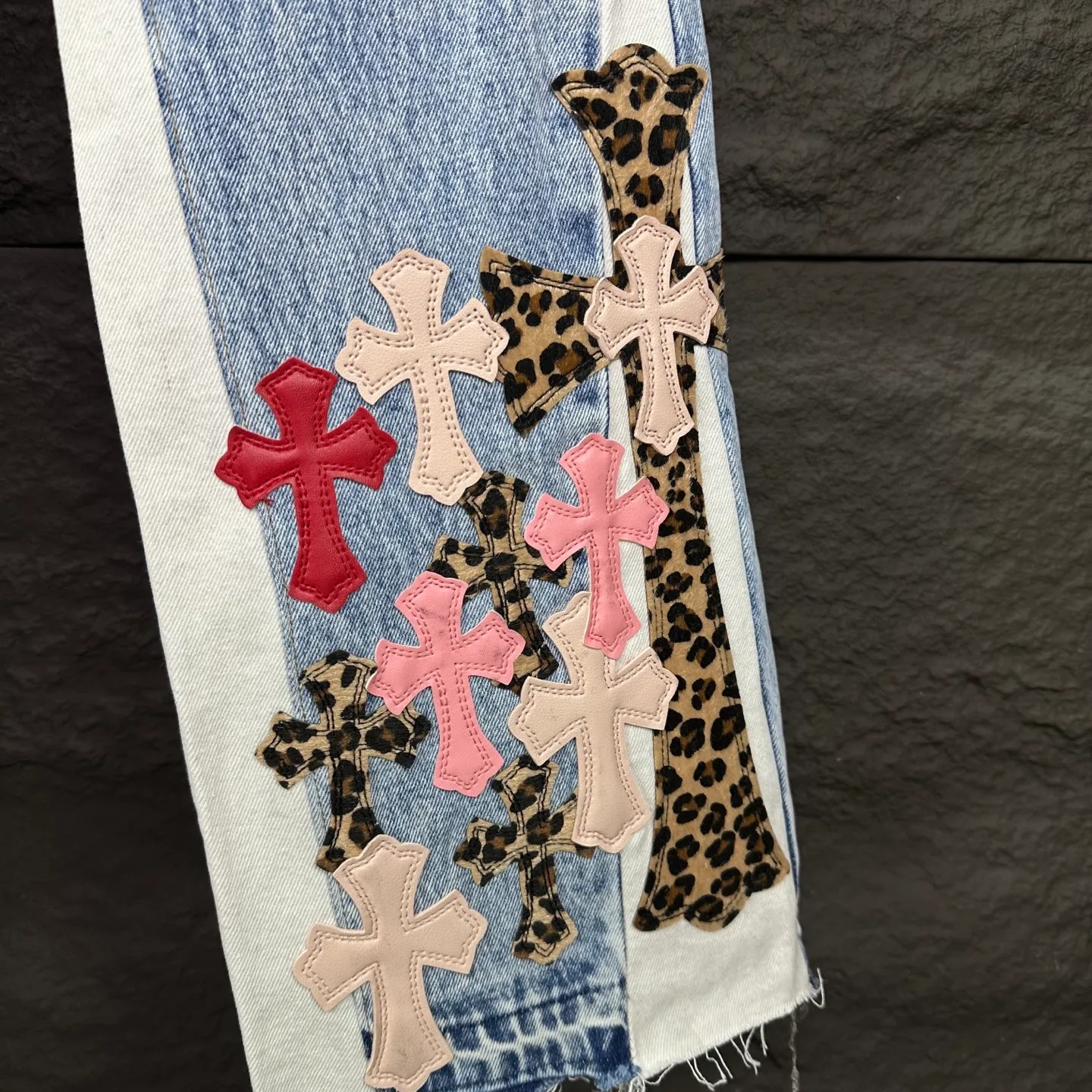 P280 GALLERY DEPT. & Croixin co-branded 2025 new limited edition spliced ​​trousers pink leopard print cross patch leather couple style bootcut jeans 🔥high version🔥high version🔥 top ceiling quality styles with different washed textures, very friendly to people with thin legs and thick legs, the bootcut version is very flattering leg shape timeless moderate length, easy and casual to match, basic styling for various styles, a must-have in the wardrobe! The fabric is stiff but also makes the upper body soft without losing texture. The washing process is even more perfect. It is a must-have item for everyone! ! ! Washed wheat, hang tag, pants label, three complete labels, color: blue, size: 28, 30, 32, 34, 36 (five sizes)